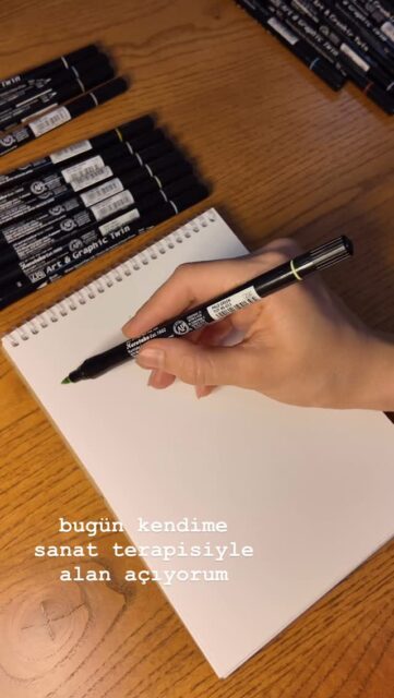 Sanat terapisi, kelimelere ihtiyaç duymadan duygularla temas kurma alanı açar. Renkler, çizgiler, semboller bazen bilinçdışımızla konuşur.
Bu videoda kullandığım yöntem, hem kendini ifade etmenin hem de içsel farkındalık geliştirmenin yaratıcı bir yolu.
🎨 Bazen anlatamadığımız şeyleri çizebiliriz.

.
.
.
.
.
.
.
.
.

#sanatterapisi #arttherapy #yaratıcılıklaifade #kendinisanatlaanlat #görseldüşünme #duygulardanifade #içgözlem #mentalwellbeing