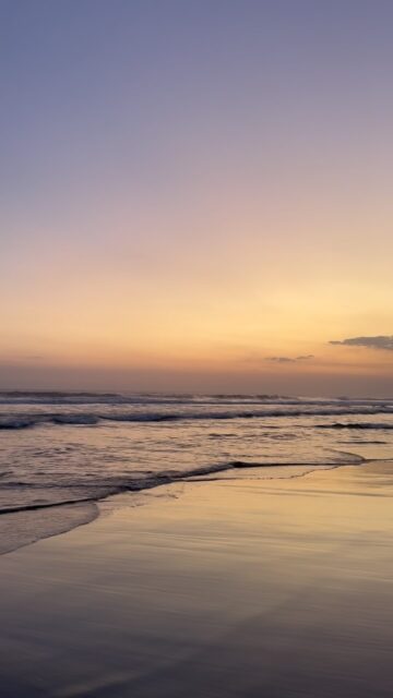 🌤️ Duygular hava gibidir, ama gökyüzü sensin.
Bazen içinden geçen bulutlar kararıyor, bazen güneş ışığıyla aydınlanıyor her şey. Ama unutma:
☁️ Bulutlar geçicidir,
🌪️ Fırtınalar diner,
☀️ Güneş yeniden doğar.
Ve sen, tüm bu değişimlerin üzerinde, sabit ve güçlü bir gökyüzüsün.
Duygular gelir geçer. Sen kalırsın.
.
.
.
.
.
.
.

#duygular #özşefkat #psikolojikfarkındalık #reels #psikoloji #mentalhealth #gökyüzübenim #duygudüzenleme #terapi #therapy #emotion #psychology